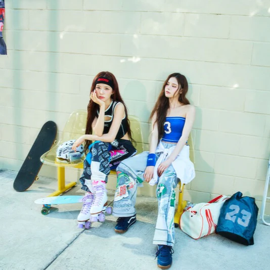 IZNA - 2ND MINI ALBUM [NOT JUST PRETTY] POSTERBOOK VER (3 VERSIONS) - Image 3